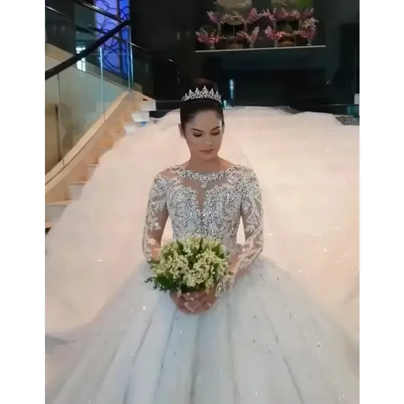 カスタマイズされた中国のオーダーメイドデザイン、お客様の写真に合わせてカスタマイズされた純白の花嫁のウェディングドレス2023