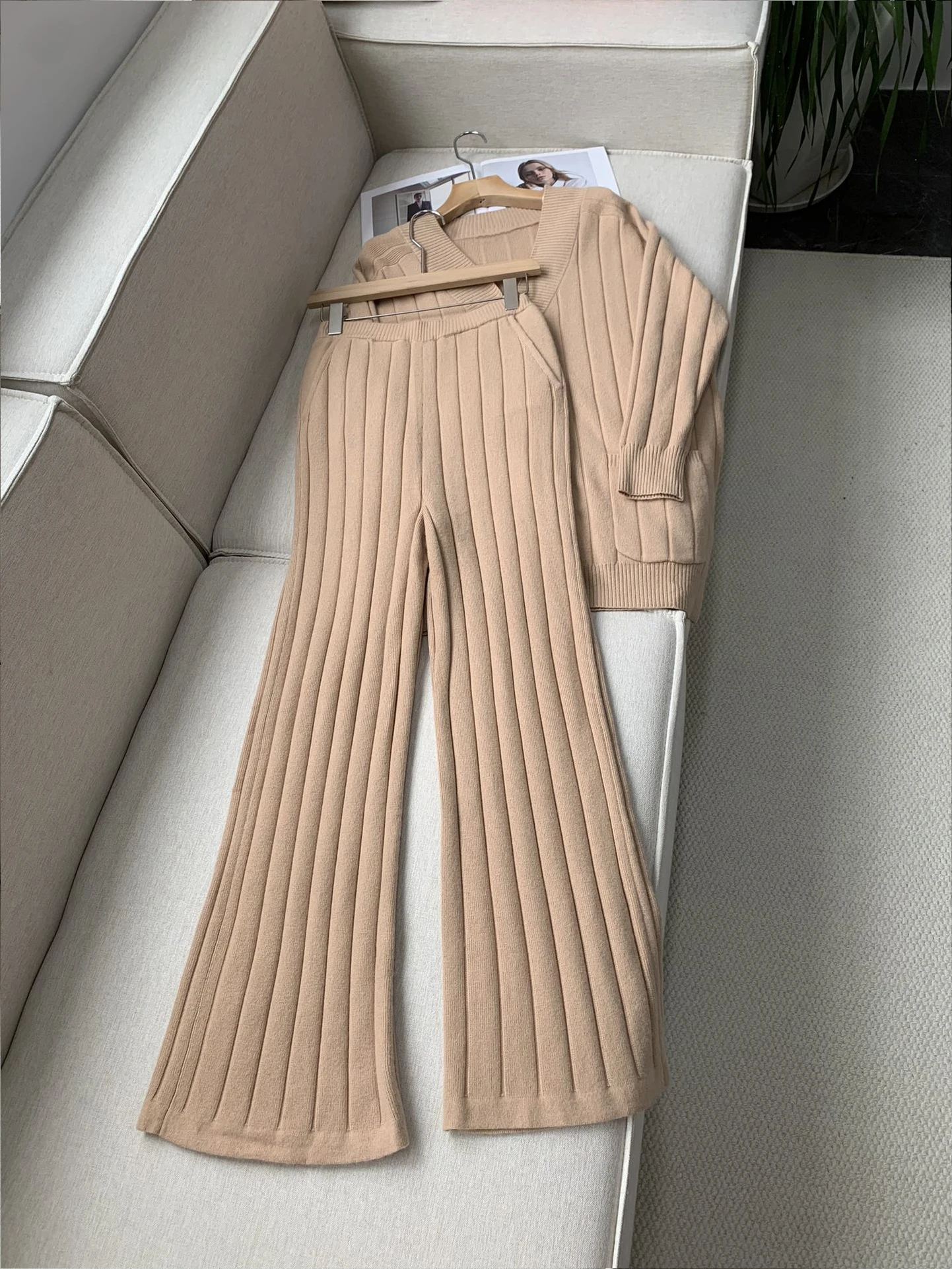 Spring And Autumn New High Quality Fashion Light Luxury Ribbed Cashmere Blended Knitted Suit For Women