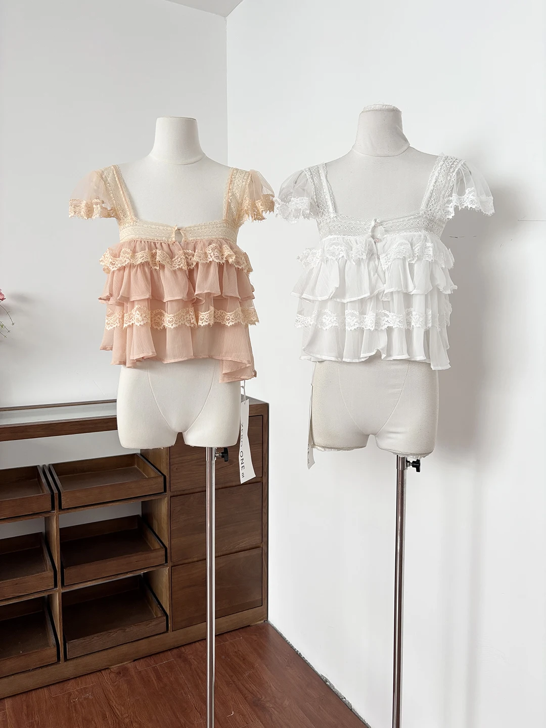 

Summer 2026 Korean Style Pure Desire Sweet Lace Trimmed Fly Sleeve Square Collar Shirt Women's Loose Fit Commute Style Short ...