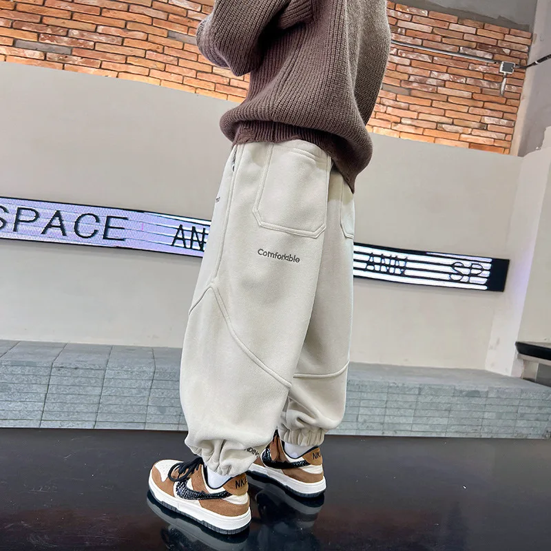 

Новинка 2024 года. Детские штаны, большие детские свободные спортивные штаны для осенней коллекции. Новые повседневные спортивные штаны для мальчиков на осень.