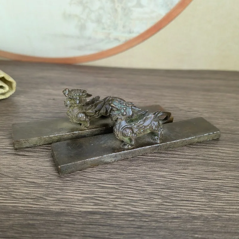 

A pair of Pixiu paperweight rulers, a pair of retro rulers, a pair of Pixiu rulers retro study paperweight copper animal statue