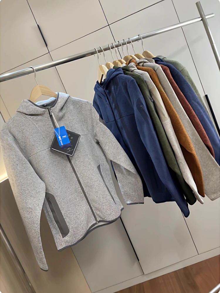 Jaqueta Casual Masculina com Capuz Forrada em Fleece para Outono e Inverno, com Bolso Tecnológico, Quente, em Poliéster Compo...