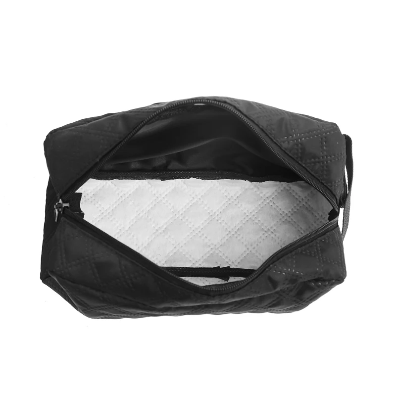 يحمل الرجال والنساء حقائب يد صغيرة محمولة عصرية لحمل العناصر الشخصية الصغيرة والمحافظ الصغيرة.