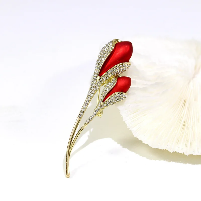 Fashion Red Enamel Rose Brooches For Women Men Classic Elegant Rhinestone Tulip Flower Brooch Lapel Pins Party Jewelry Lady Gift