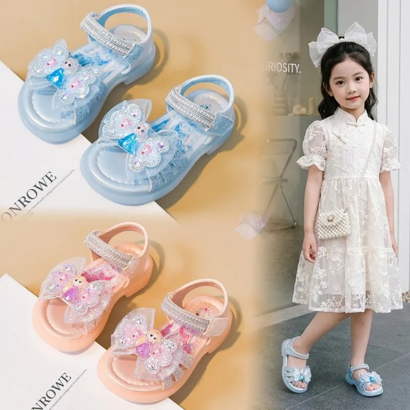 

Детские пляжные туфли для летнего сезона 2026 года, новая модель, из искусственной кожи с пайетками и бантиками, нескользящие и дышащие.