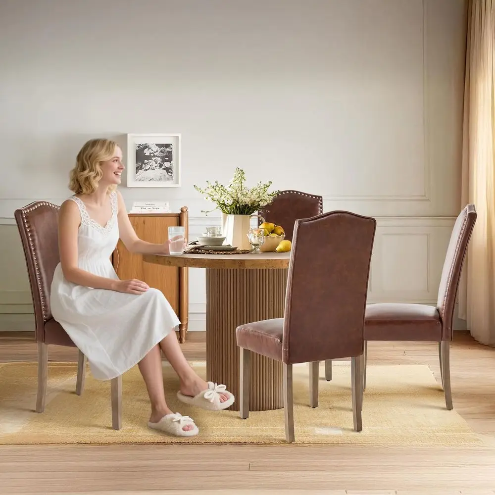 كراسي بارسونز حديثة مكونة من قطعتين من البولي يوريثان باللون البني الفاتح مع زخرفة رأس أظافر فضية وأرجل خشبية