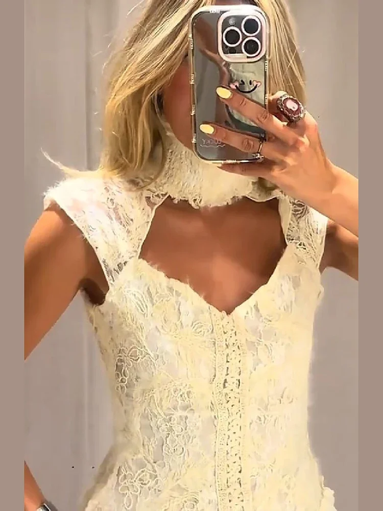 Damen-Bluse aus floraler Spitze mit Stehkragen, Schlüsselloch-Ausschnitt am Brustbereich, kurzen Ärmeln, Rüschensaum, figurbetontem, transparentem Spitzen-Oberteil für den täglichen Ausflug. – Detail 5