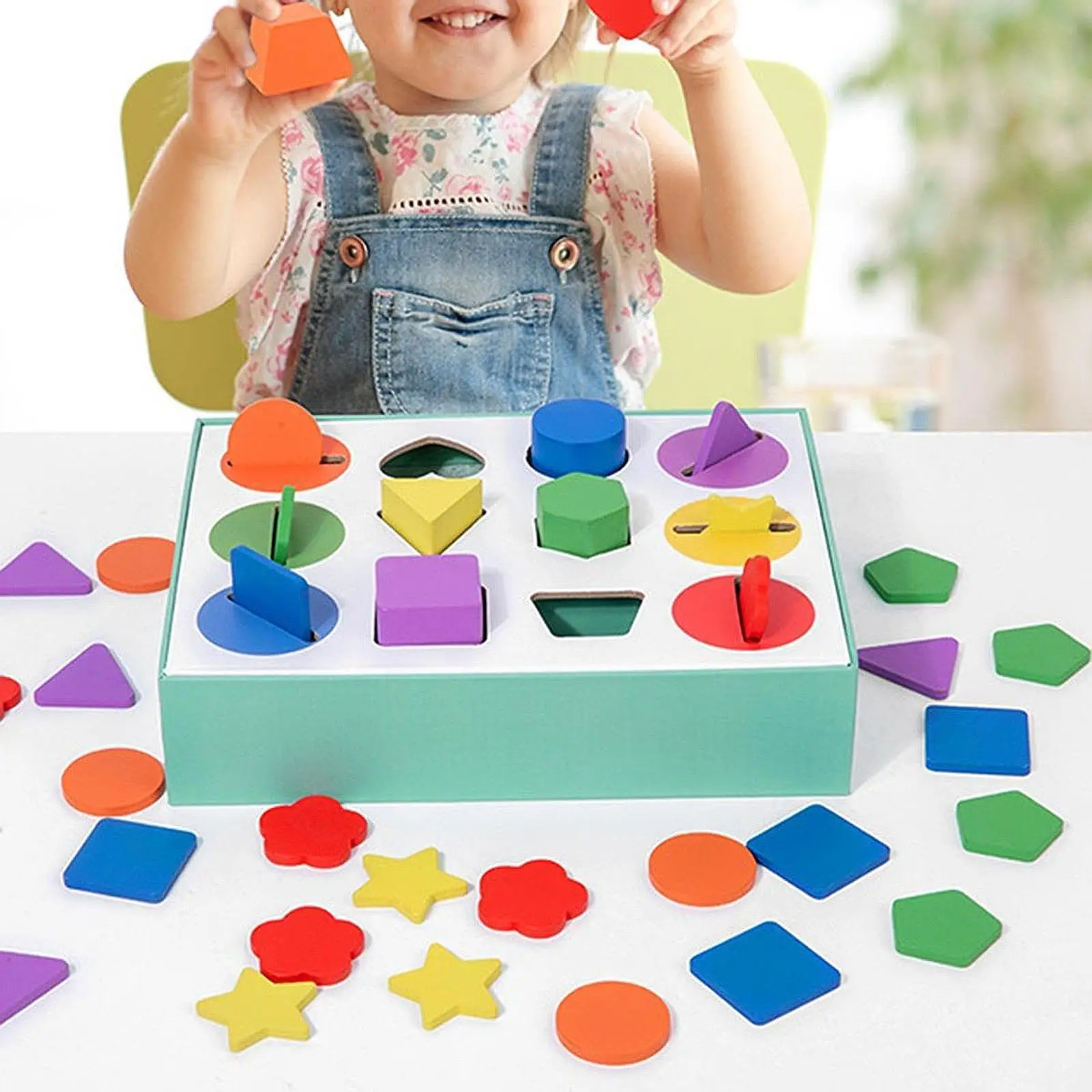 Aprendendo reconhecimento de cores através de brinquedo de classificação de cores para crianças meninos