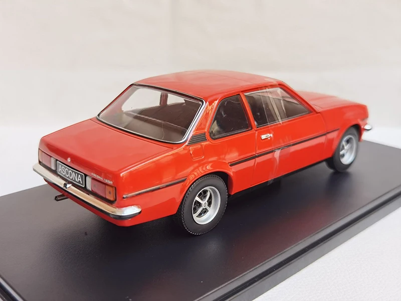 Diecast 1:24 Scale OPEL ASCONA B Car Alloy Simulation Car Model Toy Collectible Ornaments