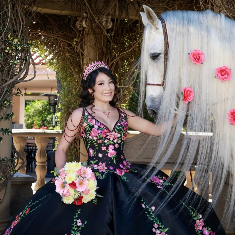 

Черное платье для церемонии Quinceanera с открытыми плечами, блестящими цветочными аппликациями и кристаллами, длинный шлейф, платье для 15-летия. ﻿ Настройте на свой вкус