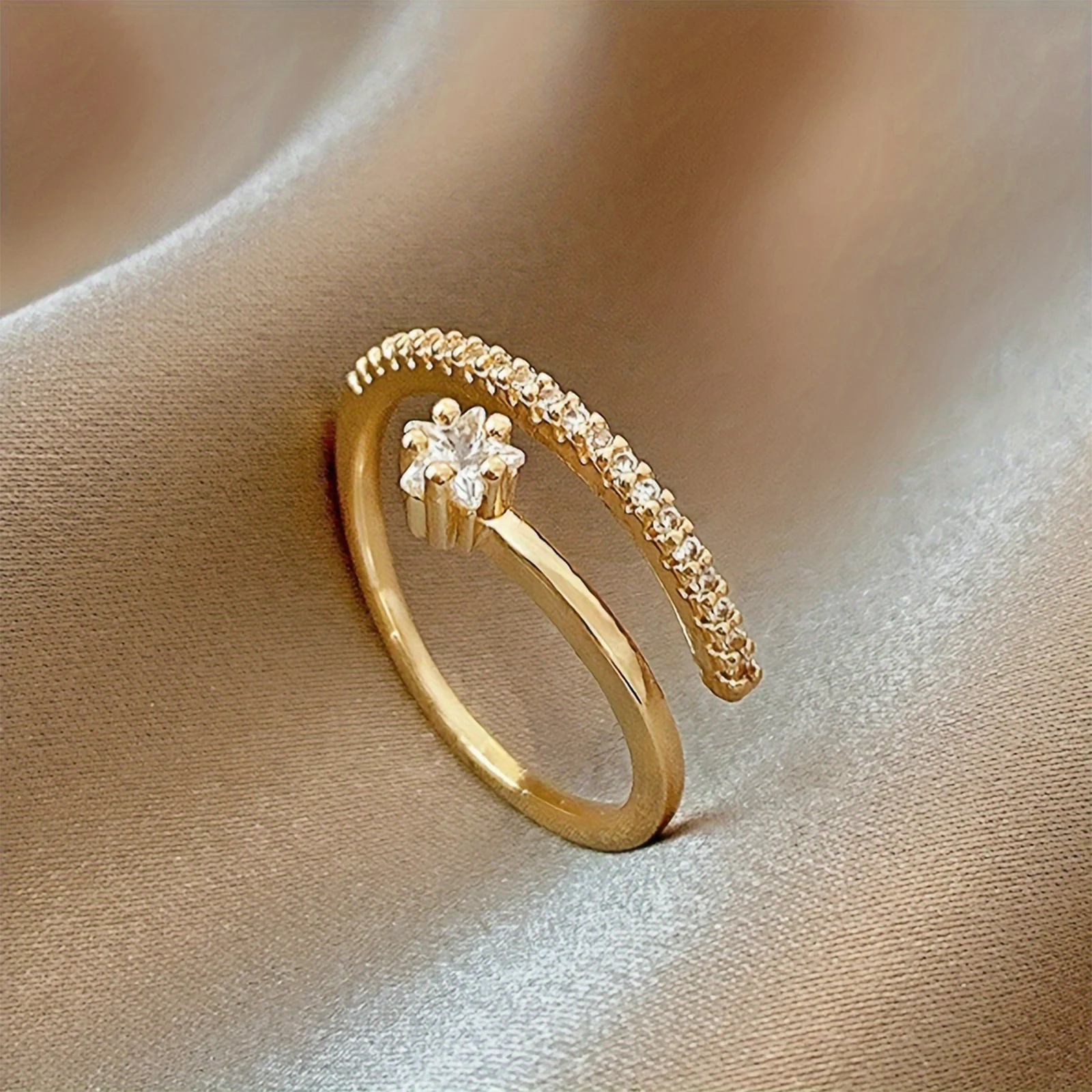 

Простое и универсальное кольцо со звездой. Открытый и регулируемый дизайн. Подходит для повседневного и праздничного ношения. Ювелирные изделия Four Seasons.