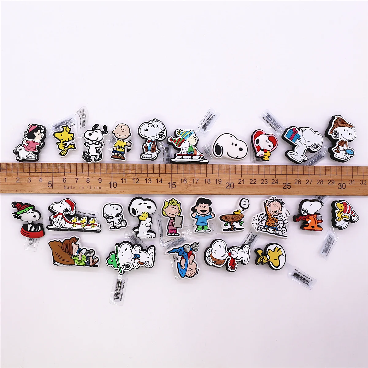 MINISO 1 قطعة حذاء سنوبي كلاسيكي سحر الزينة تسد دبوس صندل اكسسوارات صالح معصمه ظهره قلم رصاص صندوق هدايا عيد الميلاد