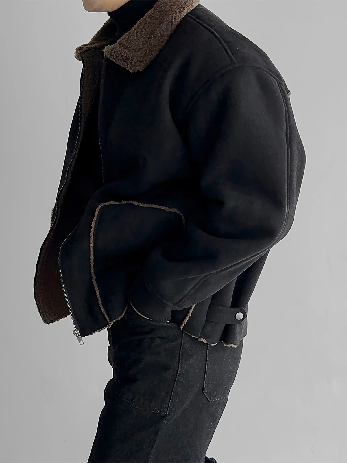 เสื้อพาร์กาผู้ชายแฟชั่นหนา รุ่นใหม่ ฤดูหนาว 2025 กระเป๋าใหญ่ บุขนแกะ กันลม อุ่น แขนยาว ทรงหลวม สไตล์เท่