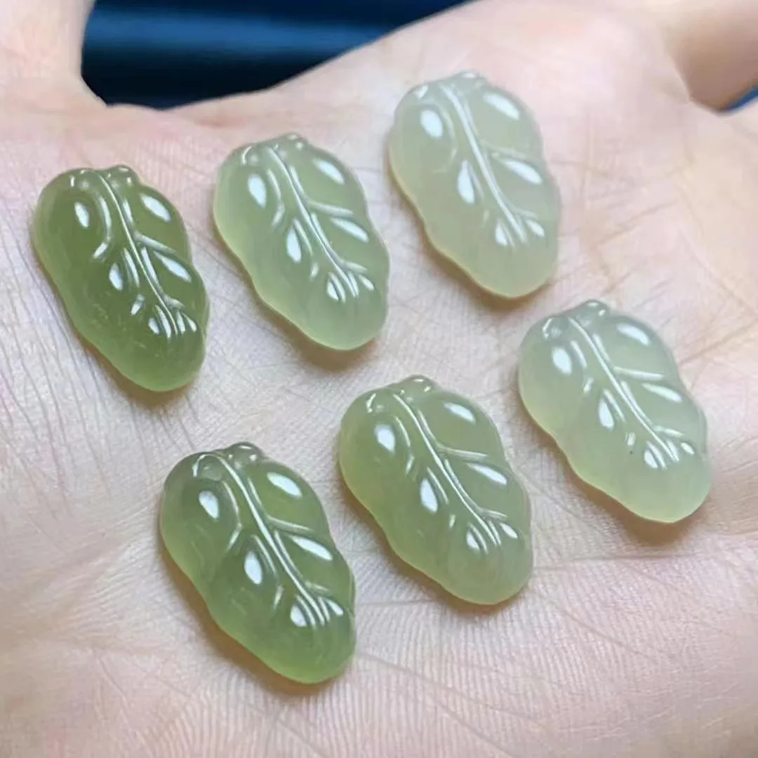 

Natural Hetian jade leaves Qinghai material jade pendant for men and women for mother