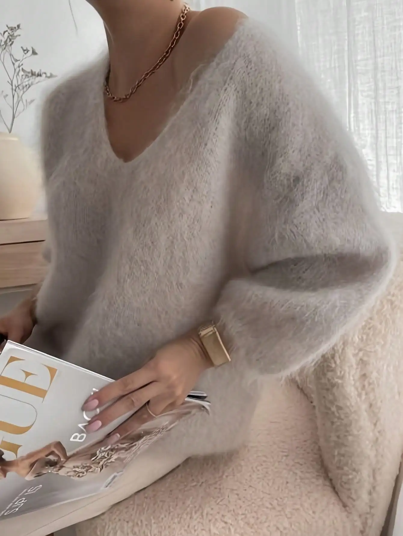 Maglione lavorato a maglia in velluto pregiato tinta unita con scollo a V, casual per l'autunno/inverno