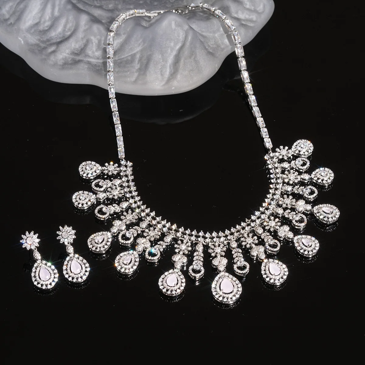 다이아몬드 장식 꽃 물방울 펜던트 목걸이 개성 있는 차가운 분위기의 다용도 쇄골 체인 라이트 럭셔리