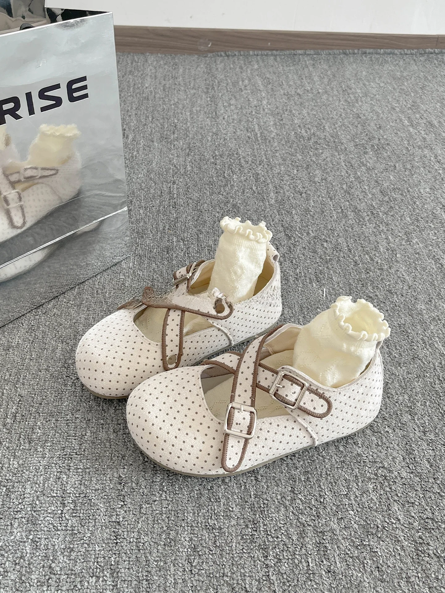 

Casual Slip-On Mary Jane Flat oes for Women New 2026 Autumn Sle Comfortable round Toe Flat Heel Faionable with Skirts