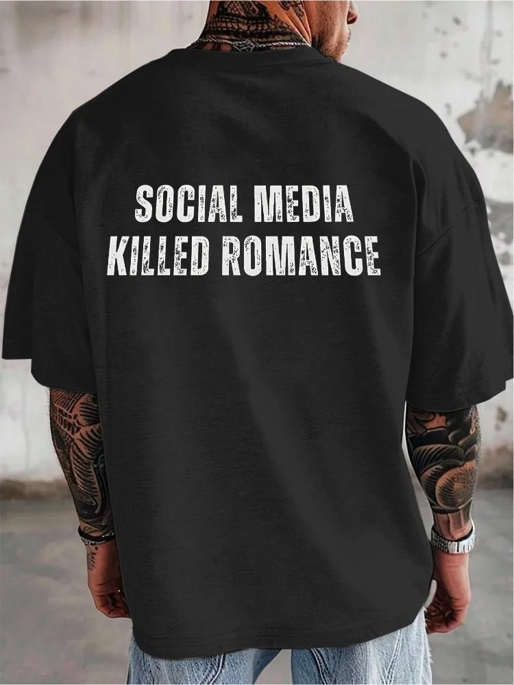 Camiseta Masculina com Estampa nas Costas Social Media Killed Romance Vintage de Algodão Gola Redonda Manga Curta Estilo Street Oversize Casual Diário Básica