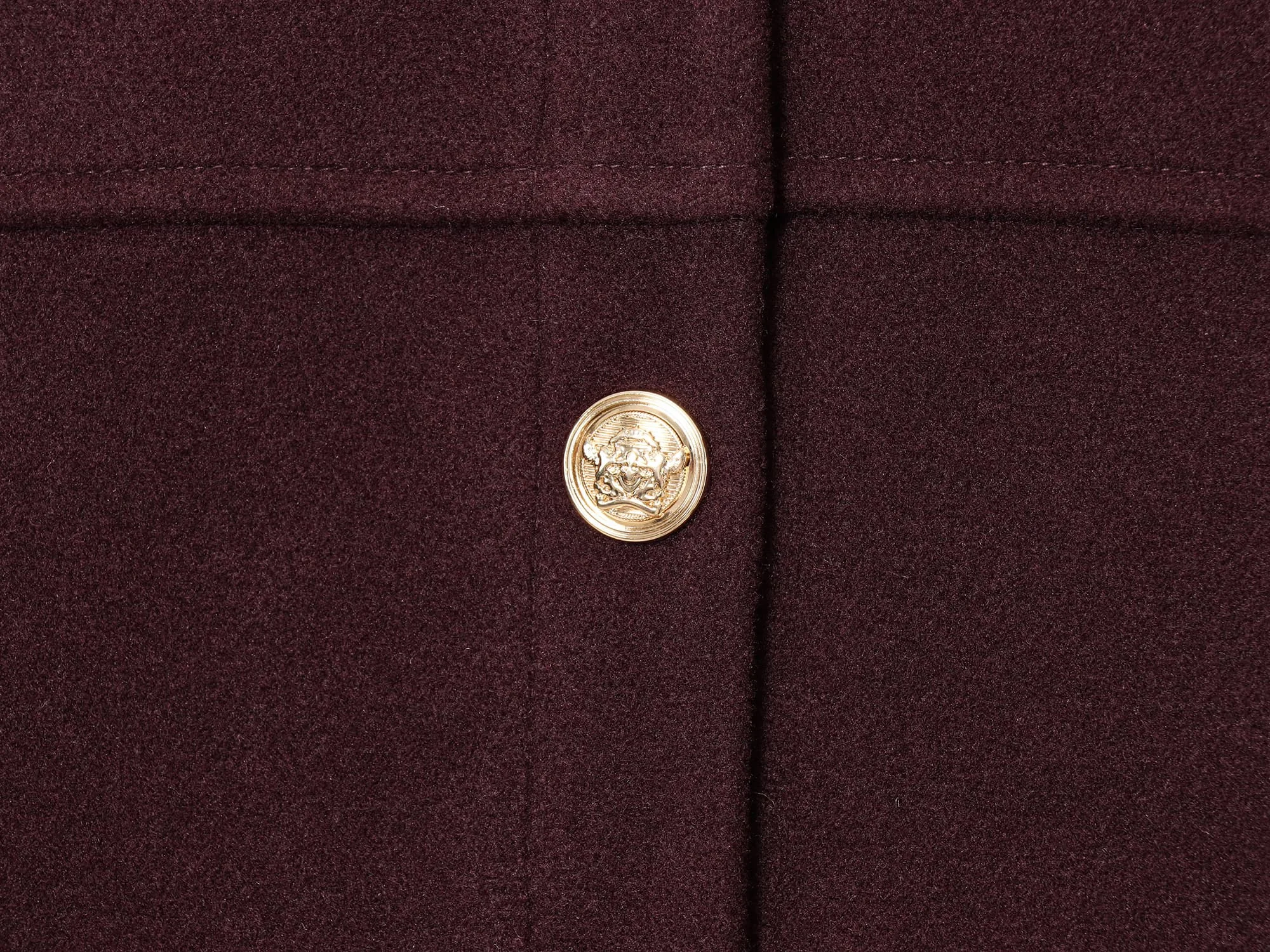 เสื้อแจ็คเก็ตผู้หญิงสีพื้น คอทรงโอ แขนสั้น แบบใหม่สำหรับฤดูใบไม้ร่วงและฤดูหนาว พร้อมกระดุมสีทอง เนื้อผ้าขนสัตว์ ชายเสื้อยืดหยุ่น ดีไซน์เก๋ไก๋