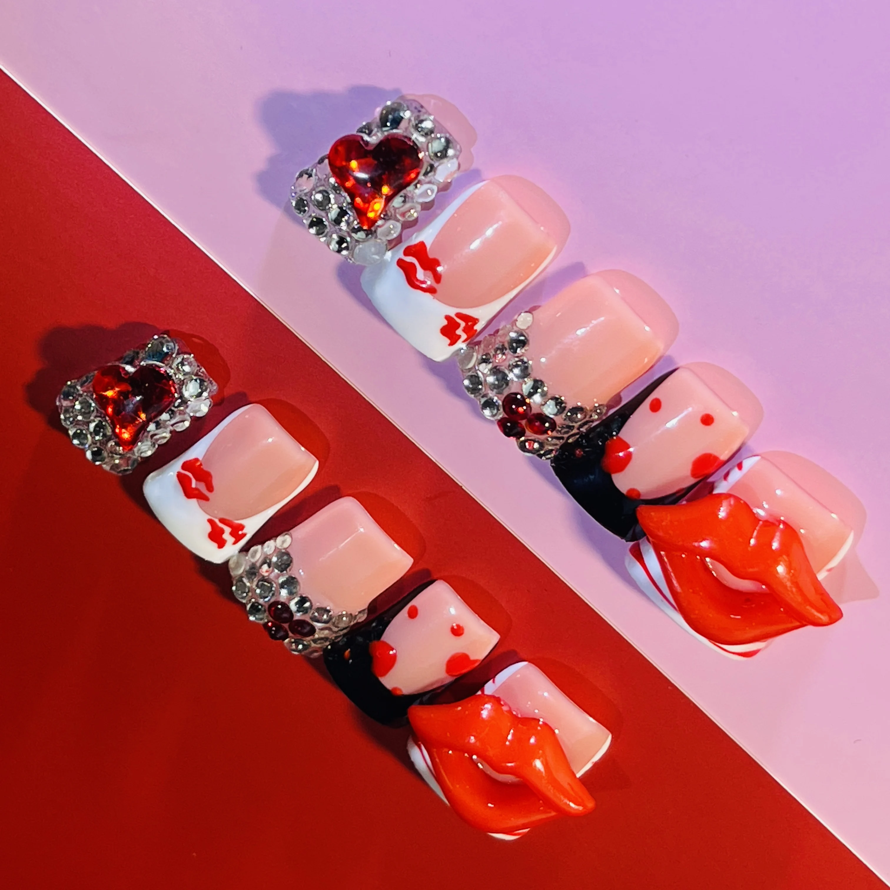 Unghie a pressione con punta d'anatra Heart Kiss, unghie con stampa labbra rosse primaverili e bacio fatte a mano del 2025 con cuori di cristallo, Y2K Valentine Glam
