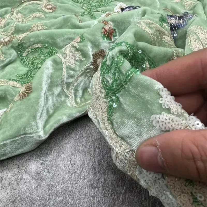 ใหม่ระดับไฮเอนด์ที่กําหนดเองสีเขียวฐานผ้าไหมกํามะหยี่ผ้าเย็บปักถักร้อยหนักเลื่อมสีสไตล์จีนเกราะด้านบน