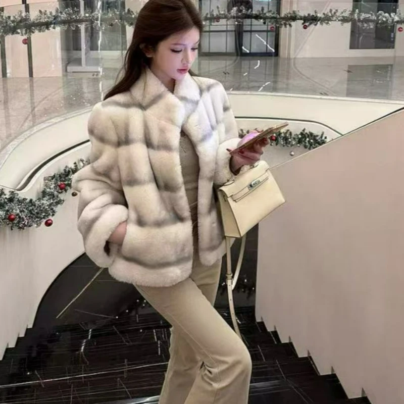 

Зима 2026, модное градиентное цветное высококачественное свободное пальто с воротником-стойкой, теплая короткая куртка из американского искусственного меха для женщин