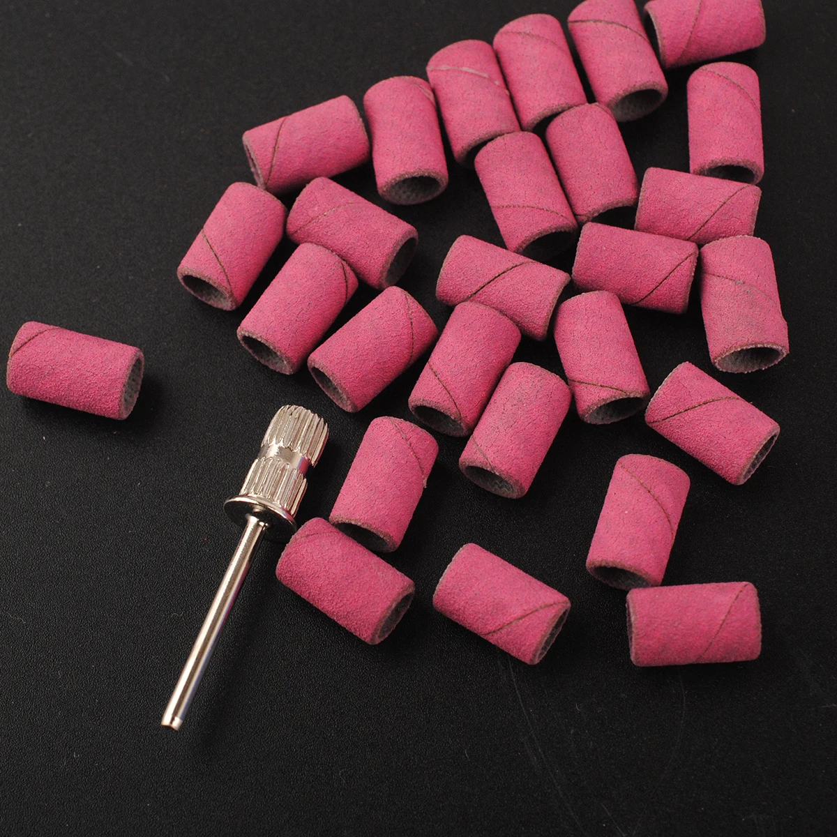 100 個サンディングバンドと 1 個金属シャフトセットネイルドリルビットマニキュアジェル角質カルスカッタードリルビットを削除するため