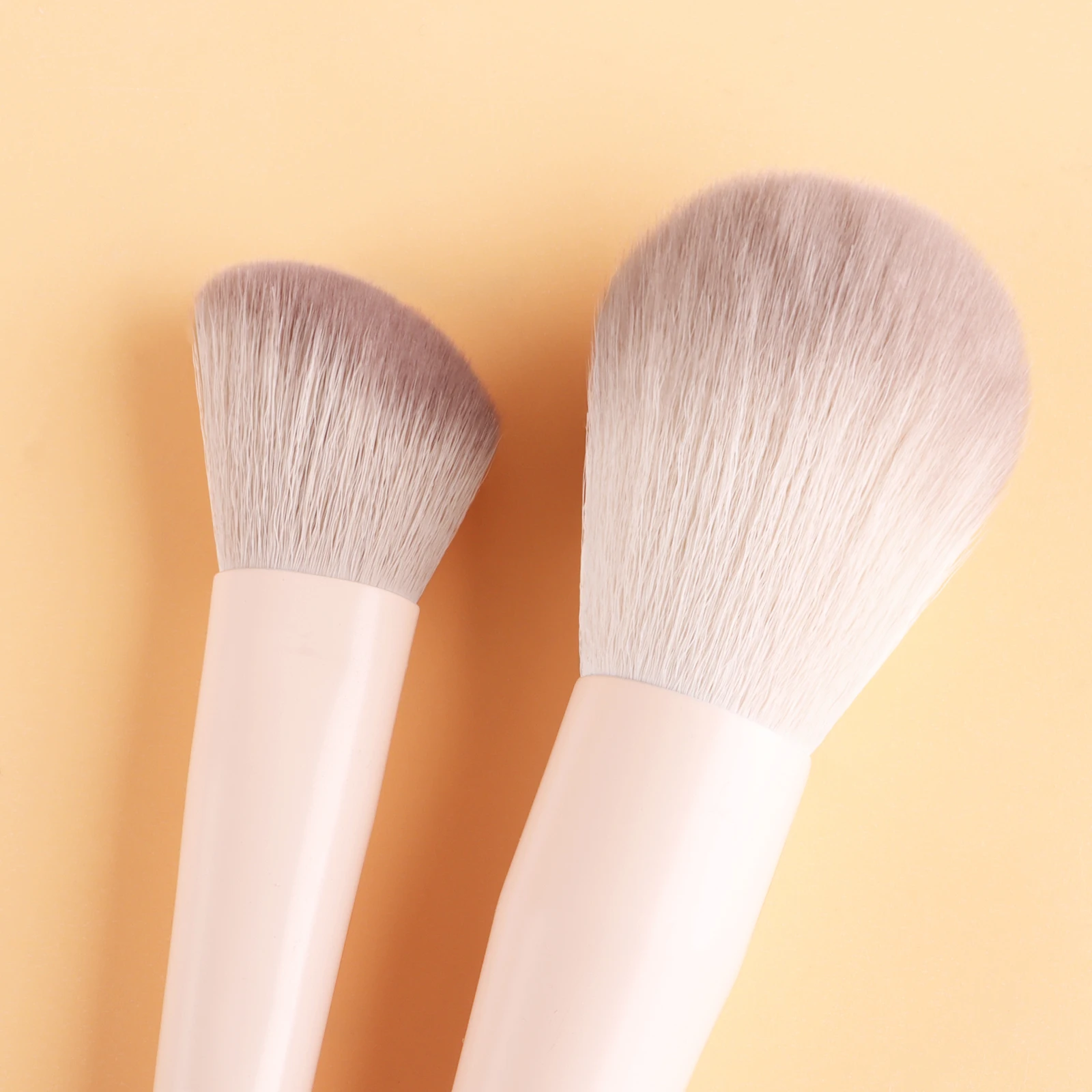 แปรงแต่งหน้าขนนุ่มสีเบจ 13 ชิ้ - Beauty Makeup Brands บทวิจารณ์และราคา