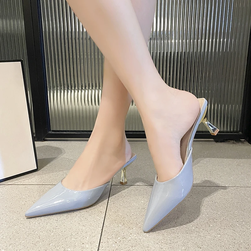 شباشب نصف مغطاة عصرية للنساء ملابس خارجية صيفية جديدة تمامًا بكعب رفيع صنادل كعب منخفضة الموضة