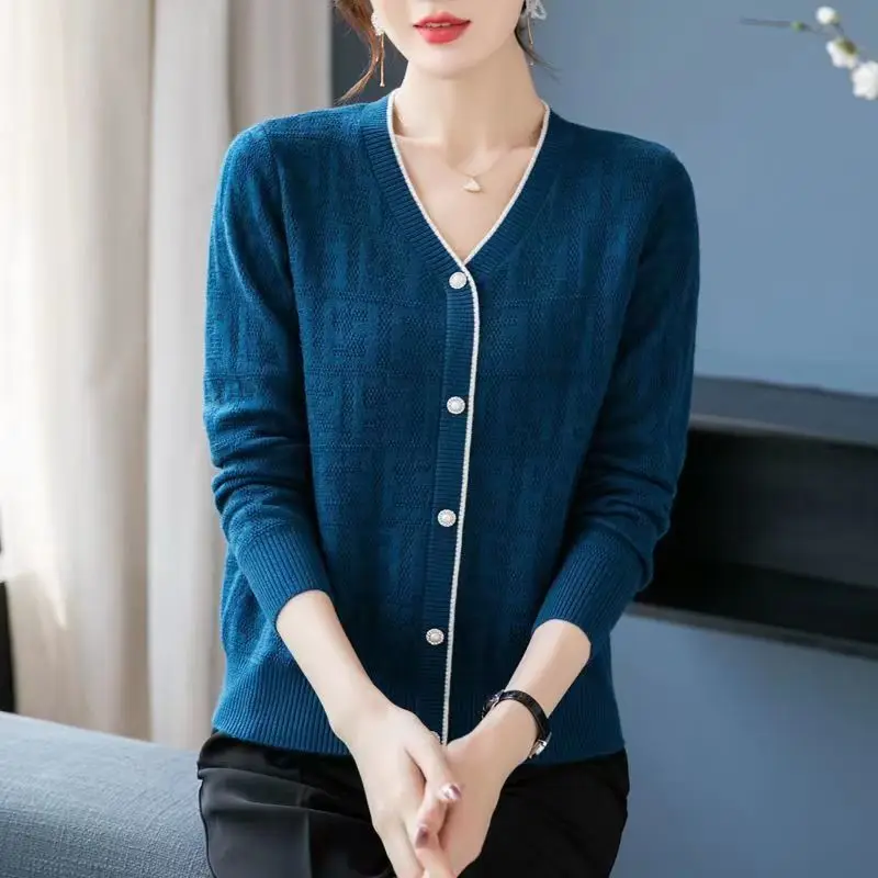 New Autumn and Winter Fashionable Knitted Cardigan V-neck Westernized Long Sleeved Temperament Commuting Women\'s Sweater