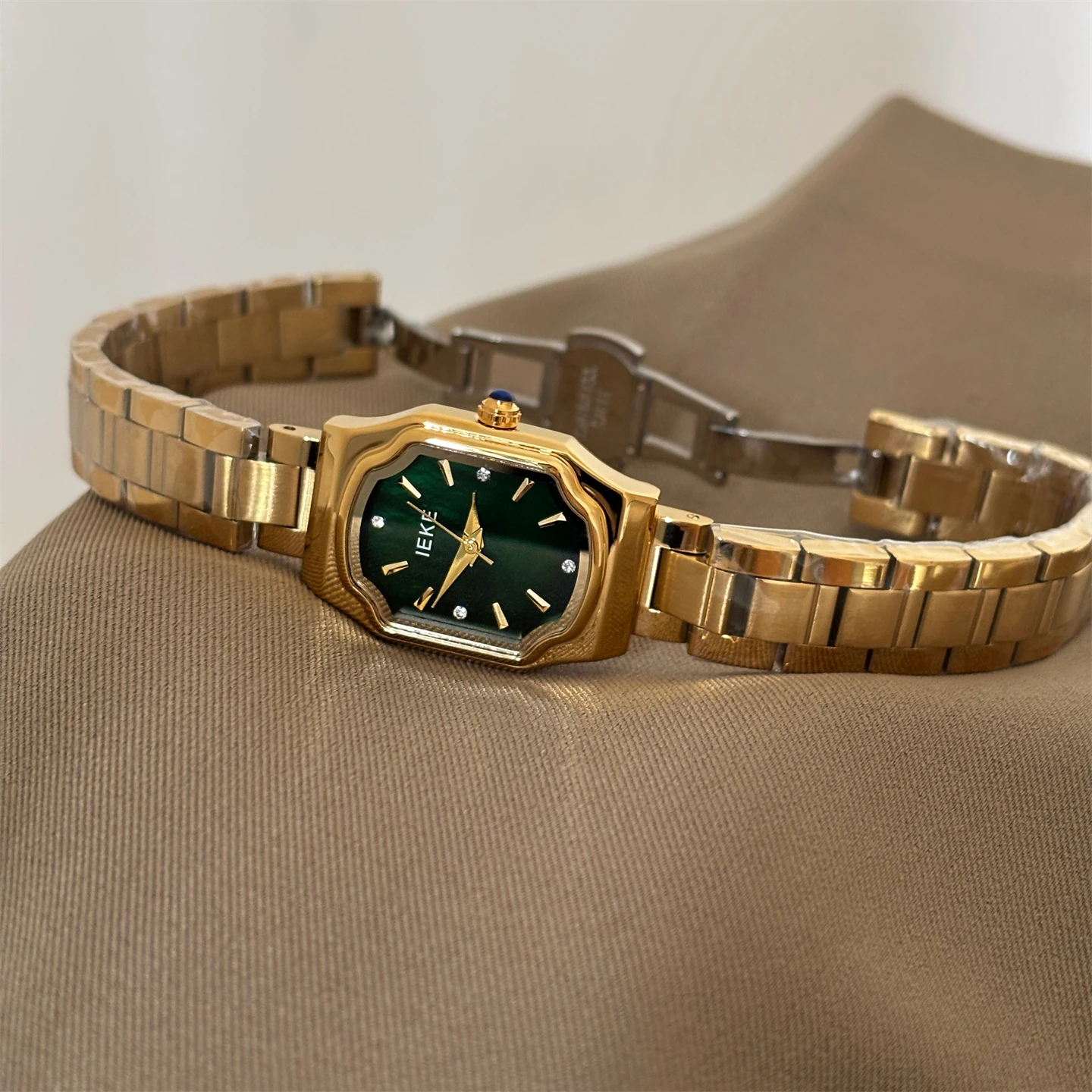 

Elegant women's wristwatch, steel band, sophisticated and stylish quartz watch, perfect for commuting and as a gift for women.