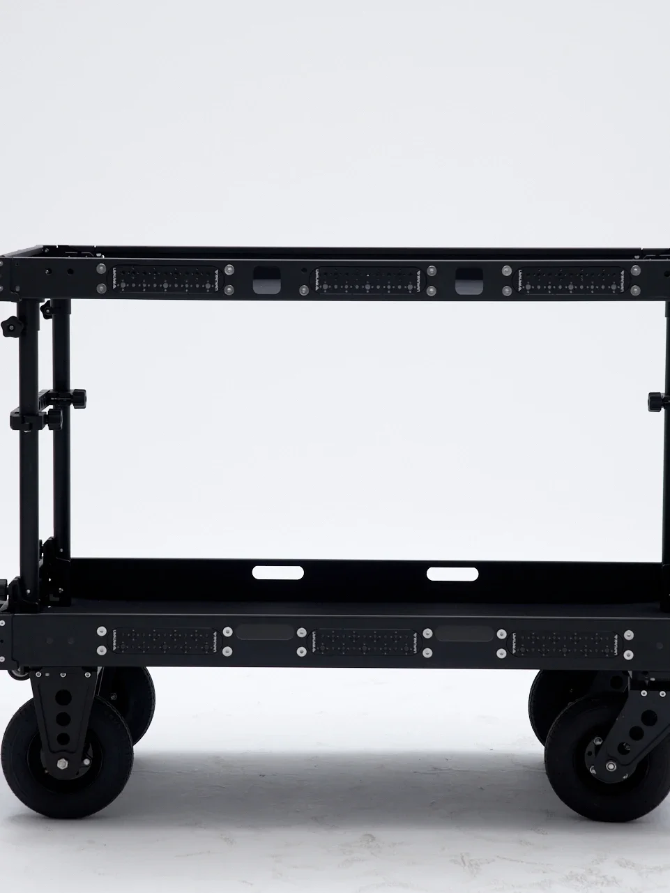 Film and television director's car, light shelves, crew, studio, movable shooting platform