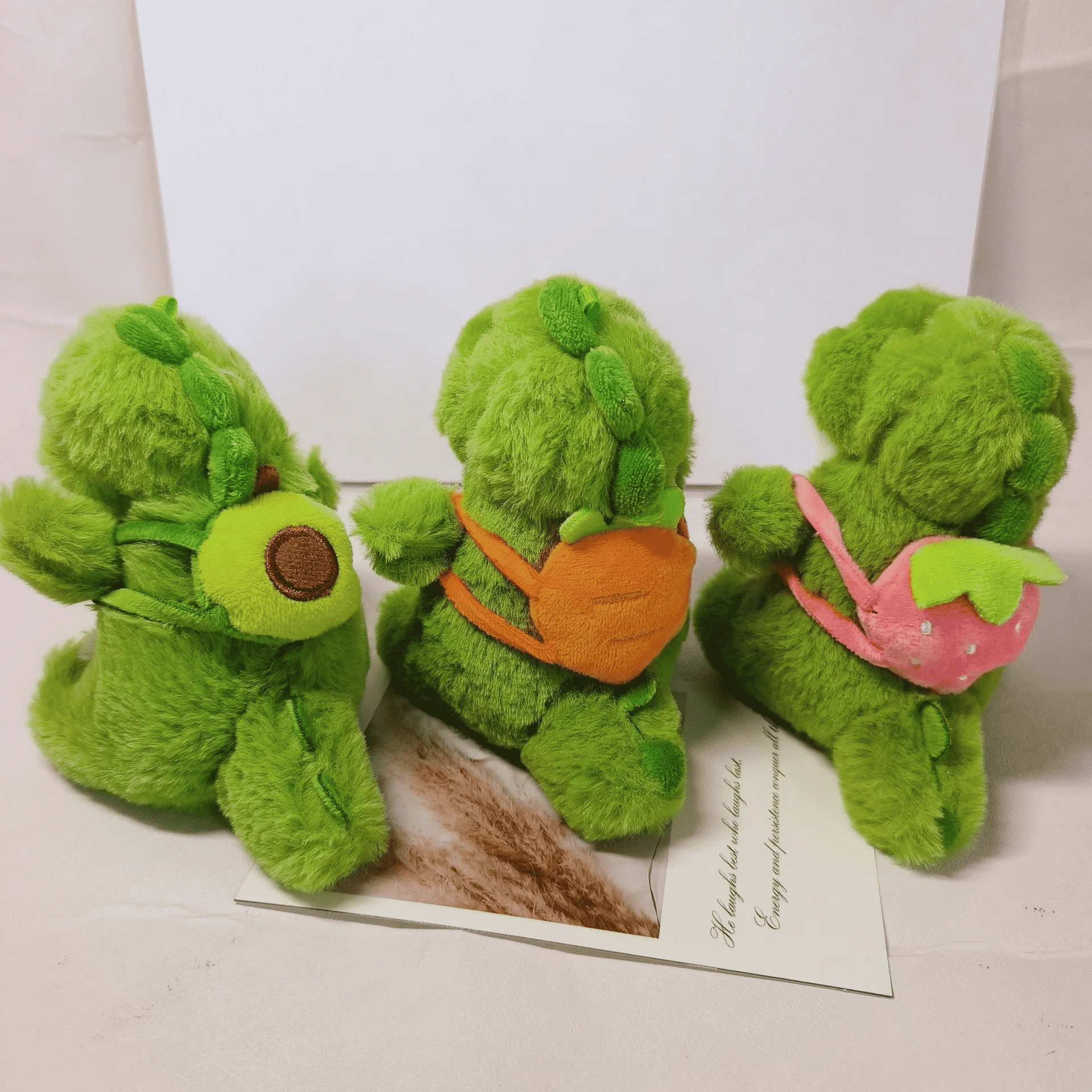 Giocattoli di peluche di dinosauro della scuola per saltare adorabili da 13 cm Un ciondolo di dinosauro di fragola, avocado e carota sui giocattoli posteriori per bambini