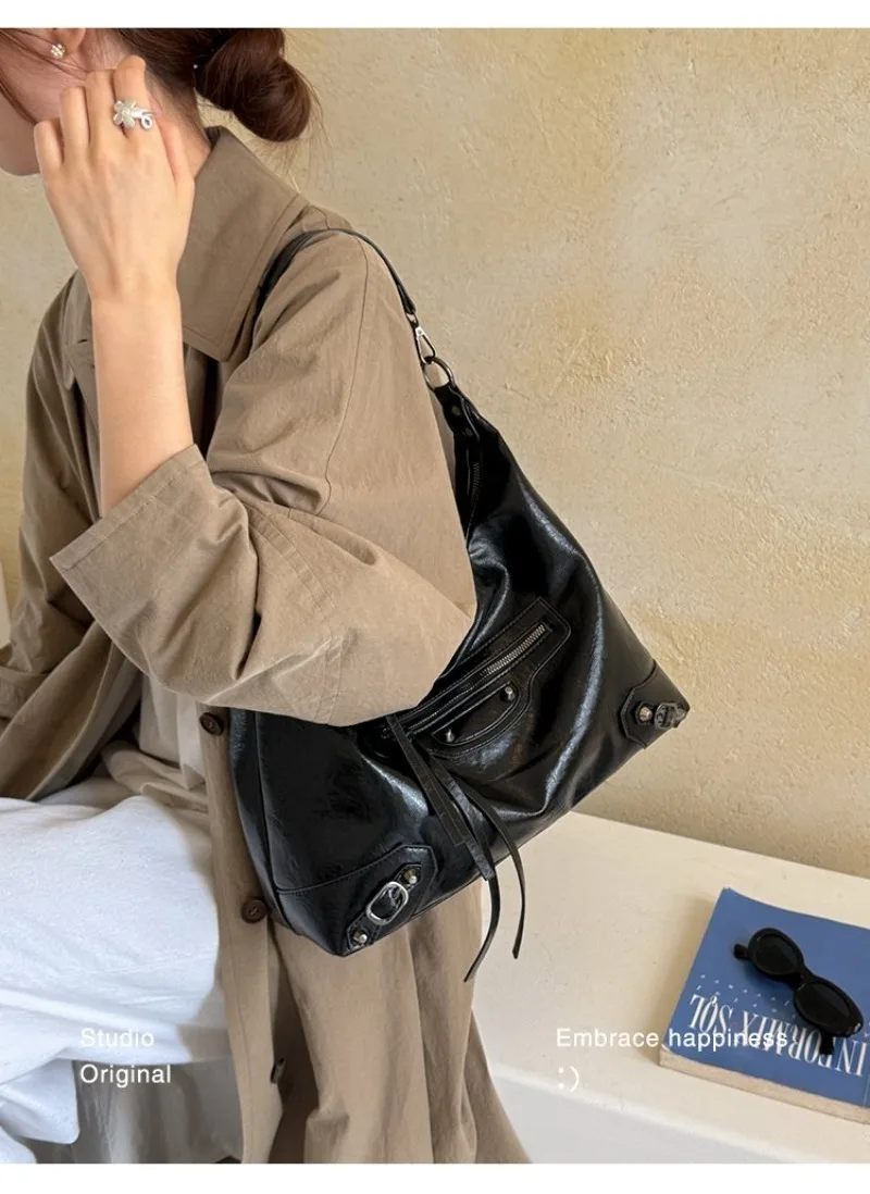 CEEKAY Damen Hobo-Tasche, Schwarz, Glänzendes PU-Leder, Große Schulterhandtasche mit Reißverschluss-Detail, für den täglichen Arbeitsweg, Casual, Minimalistisch – Detail 17