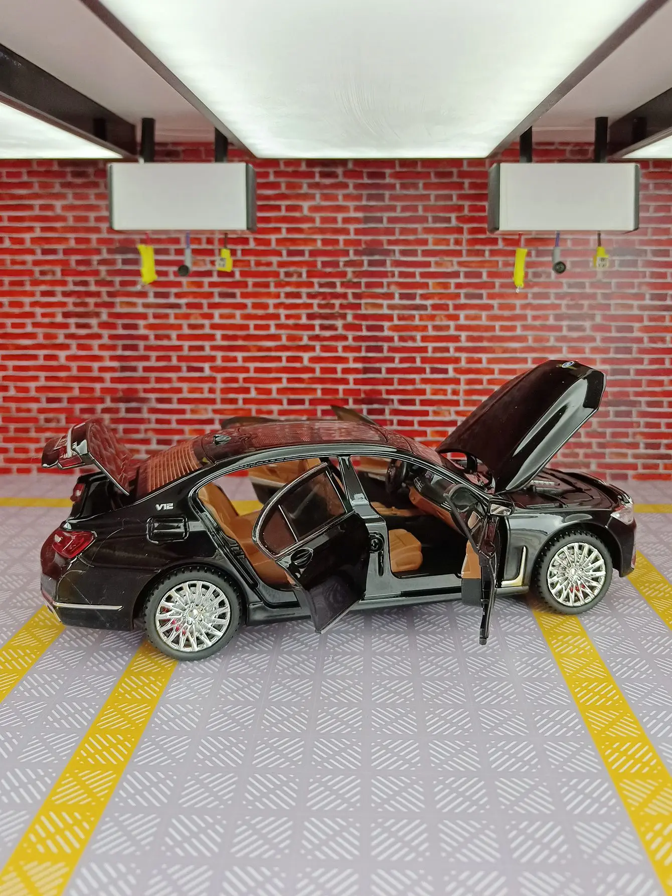 1:24 760Li-Legierung von Limousinen-Modelltüren und die vordere Haube und die Kofferraumtür kann geöffnet werden, hat simulierte Ton- und Beleuchtungsfunktionen