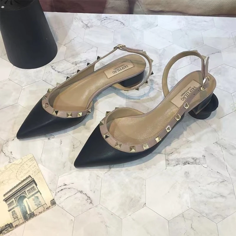 2026 Hochwertige spitze Damen-High-Heels: Neue Retro-Sandalen aus Lackleder mit Nieten – Bequeme Büro-Sandalen mit offenem Absatz – Detail 4