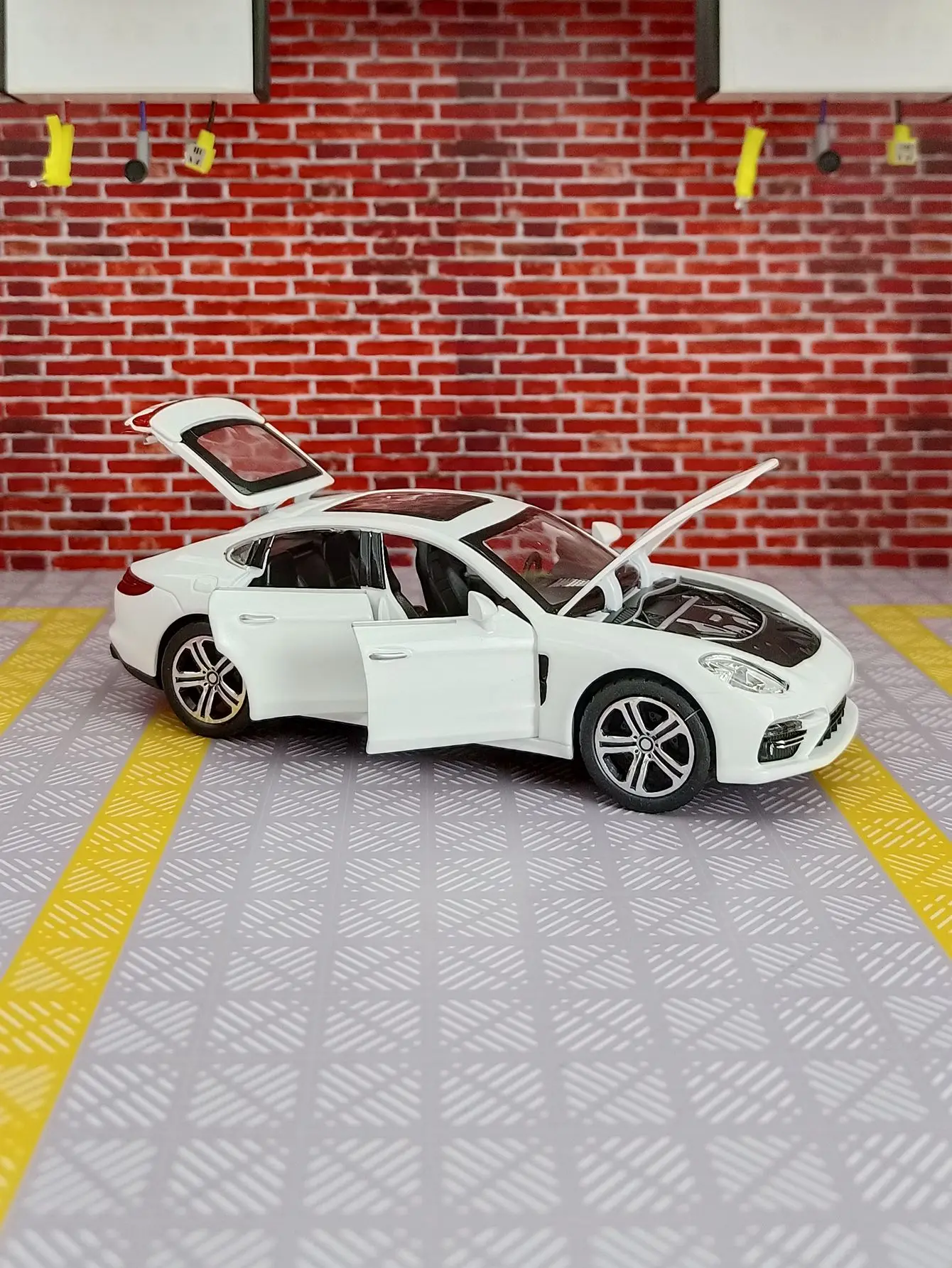 โมเดลรถโลหะผสม Palamera ขนาด 1:32 พร้อมประตูทั้งสองข้างที่สามารถเปิดได้ และฝากระโปรงหน้าและฝากระโปรงท้ายสามารถเปิดได้