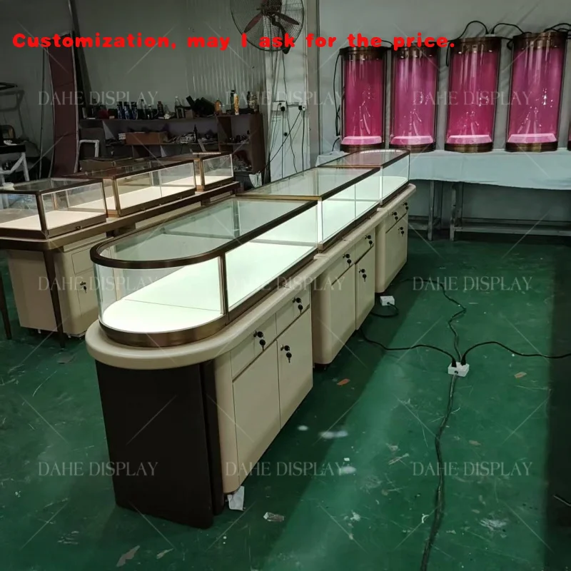 

на заказ. Дополнительная витрина для духов с замком. Витрина для дизайнерского ювелирного магазина.