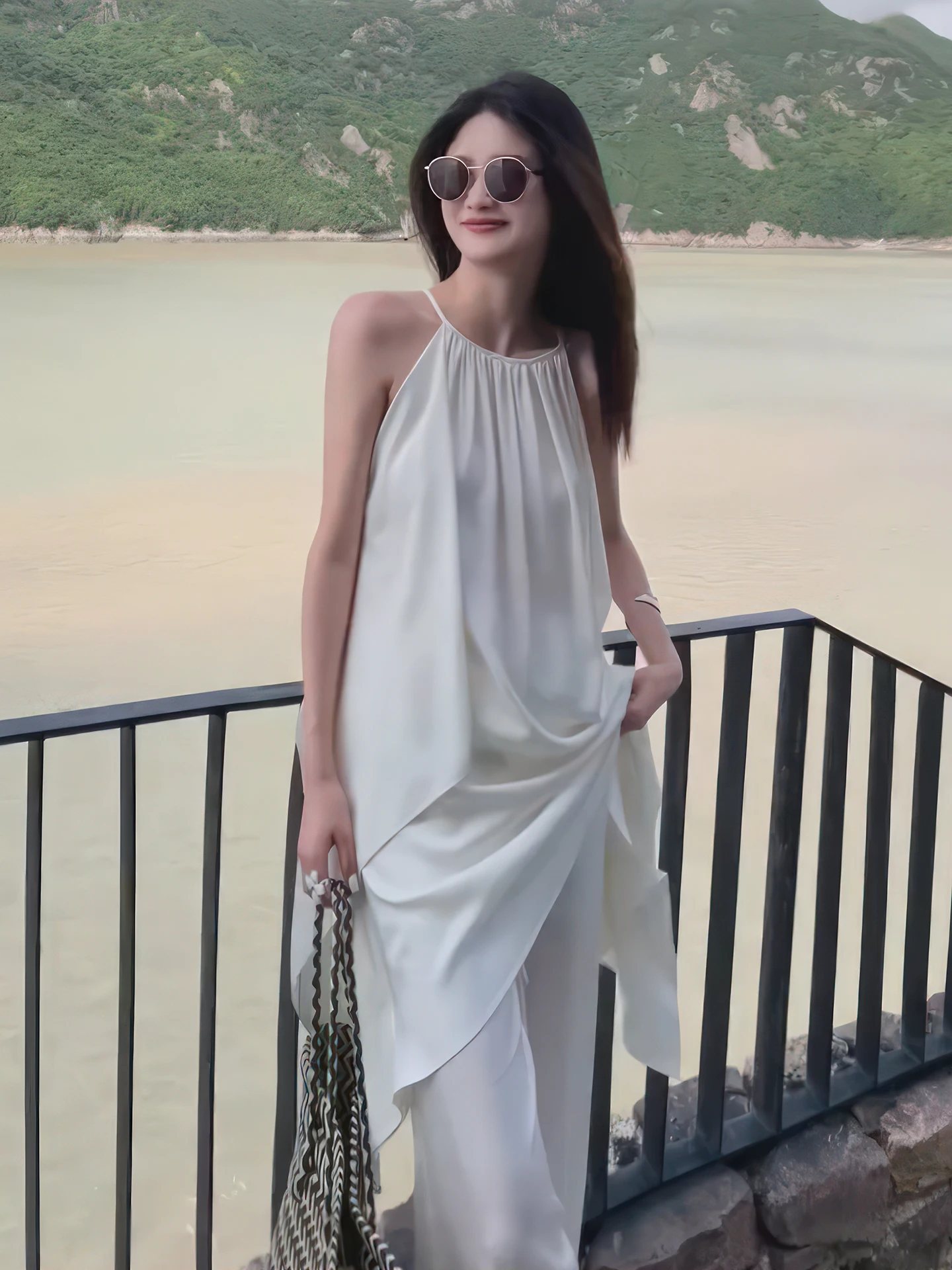 

Модный женский летний комплект 2025 года в корейском стиле: свободный топ с асимметричным подолом и широкие брюки