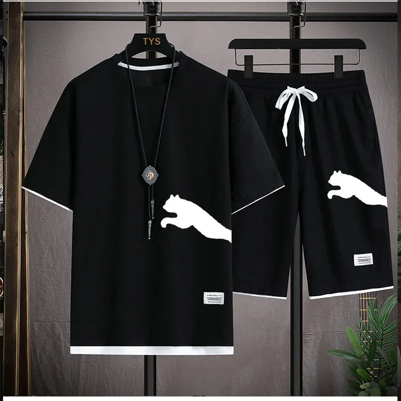 เสื้อยืดแขนสั้นผู้ชายระบายอากาศดีรุ่นใหม่สำหรับฤดูร้อน + กางเกงขาสั้น ชุดออกกำลังกายกลางแจ้งสำหรับวิ่งจ๊อกกิ้งและฝึกซ้อม ลายพิมพ์ ชุดกีฬาผู้ชาย 2 ชิ้น