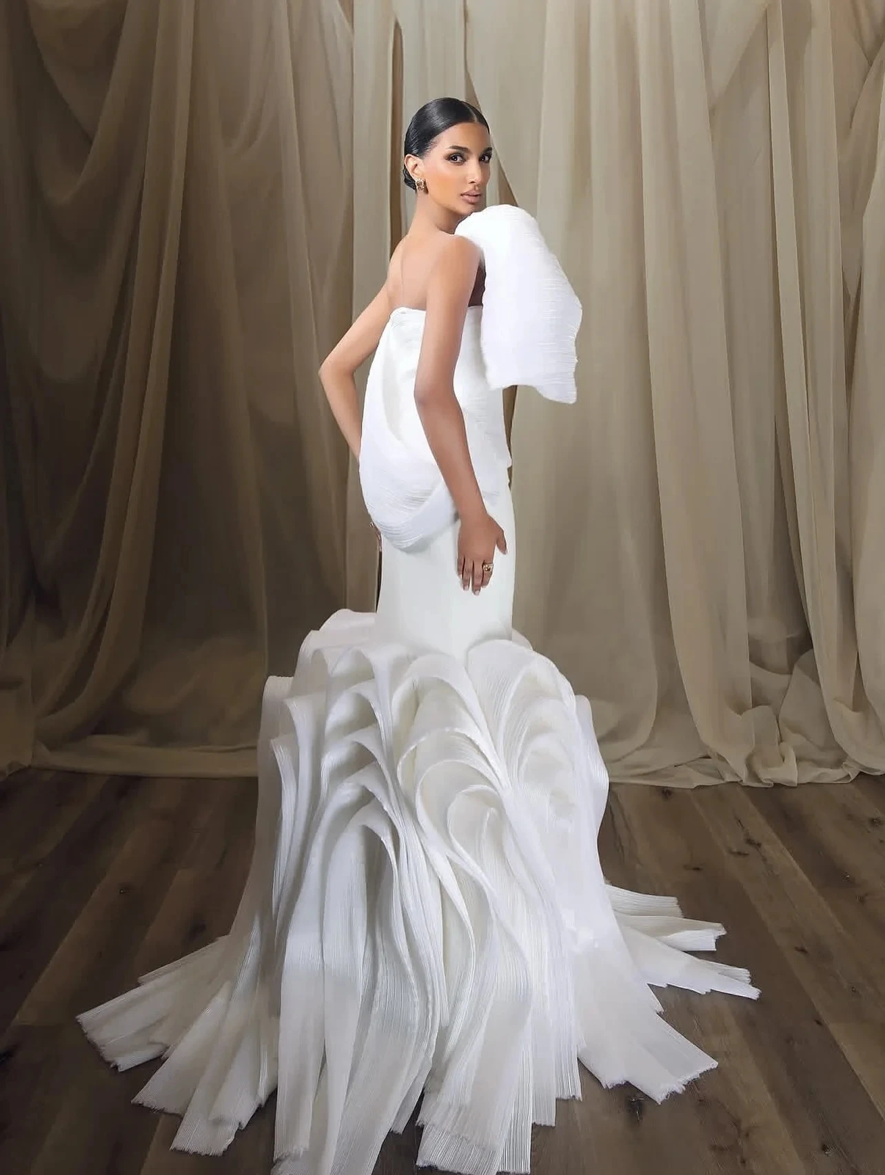 Vestido único para mujer, vestidos de fiesta de Organza florales sin tirantes, vestidos de fiesta blancos de una manga hechos a medida con diseños especiales para boda