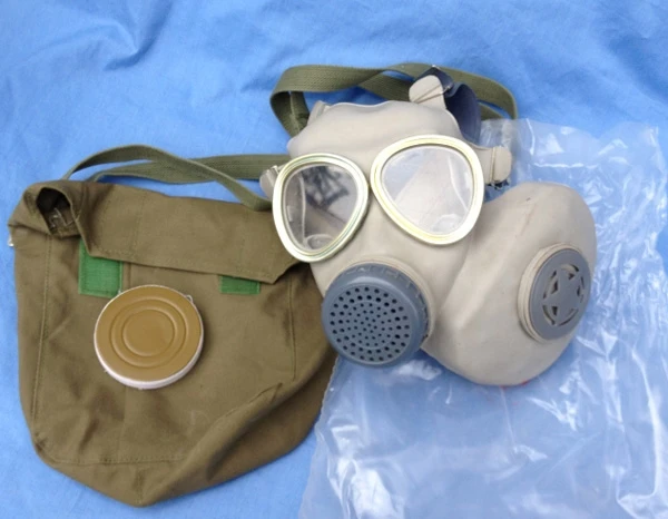 

Surplus Vietnam war Chinese Full Face 65 gas mask with pouch