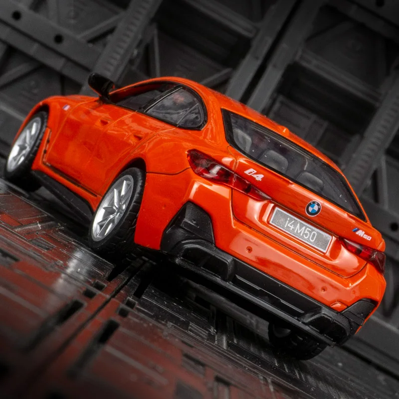 1/34 Scale BMW I4 M50 รถของเล่นDiecastโลหะกีฬายานพาหนะจําลองเสียงดึงกลับคอลเลกชันของเล่นเด็กของขวัญ