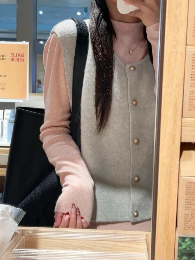 Miękka, wygodna dzianinowa baza, damska bluzka z wysokim kołnierzem, jesienno-zimowa odzież wewnętrzna, uniwersalna, bazowa, elegancka.