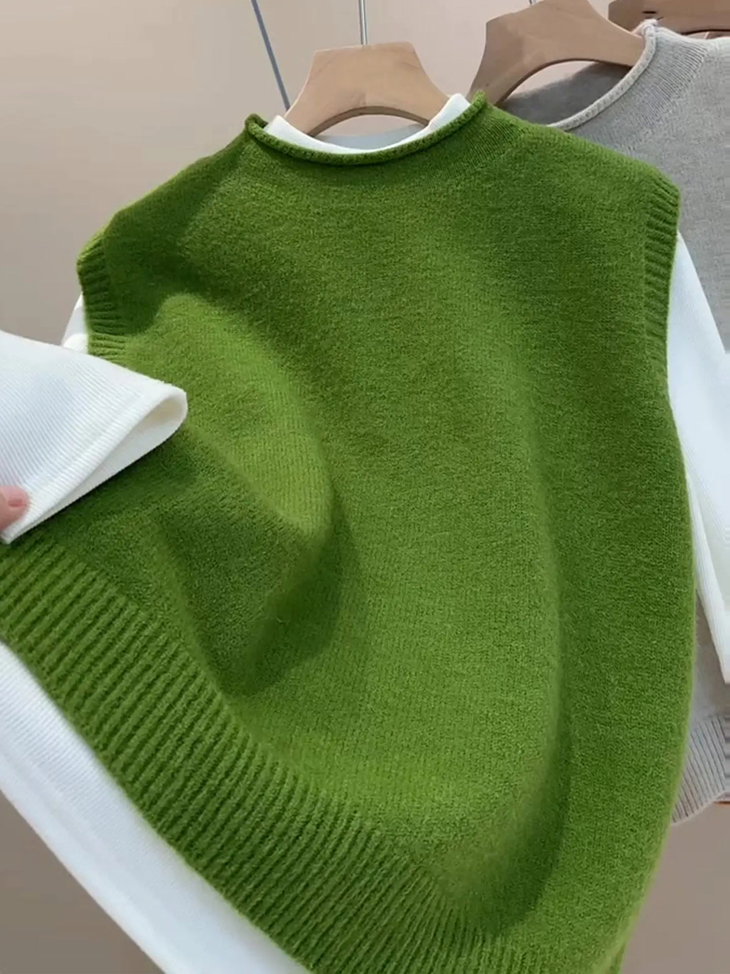 

Spring 2026 Women's Green Knitted Wool Vest Sleeveless round Neck Loose Fit Slimming Top Versatile Fashionable