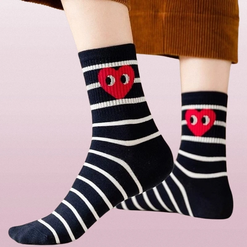 Chaussettes mi-tube respirantes à motif de cœur pour femmes, chaussettes de sport pour filles, style universitaire, haute qualité, nouvelle tendance, 5/10 paires