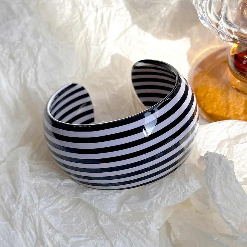 HUANZHI Retro Black White Striped Geometric Wide Thick Resin C Shape Open Bangle Bracelet For Women Suitable Holiday Wear