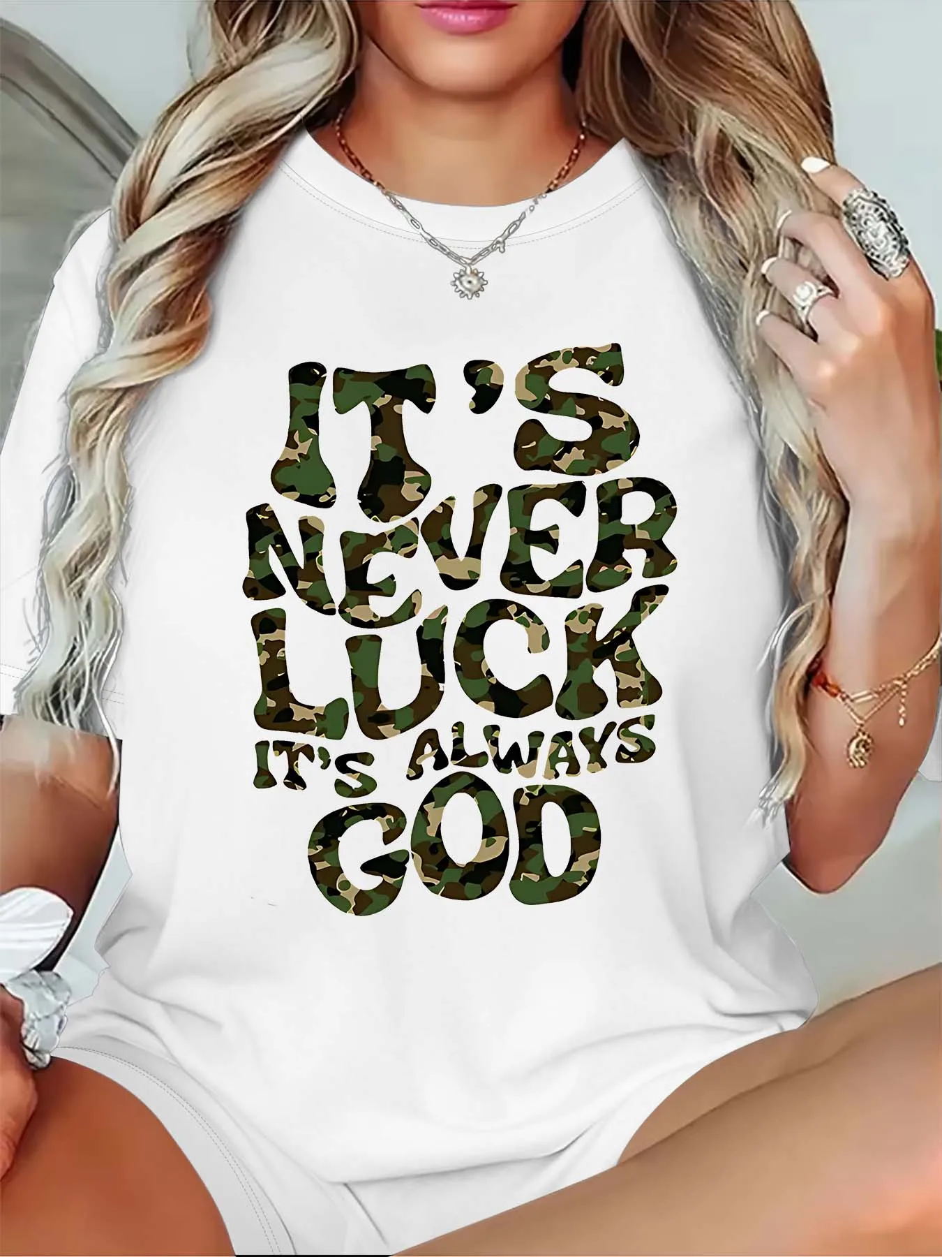

Женская белая футболка больших размеров, топ с камуфляжным принтом «IT'S NEVER LUCK IT'S ALWAYS GOD»
