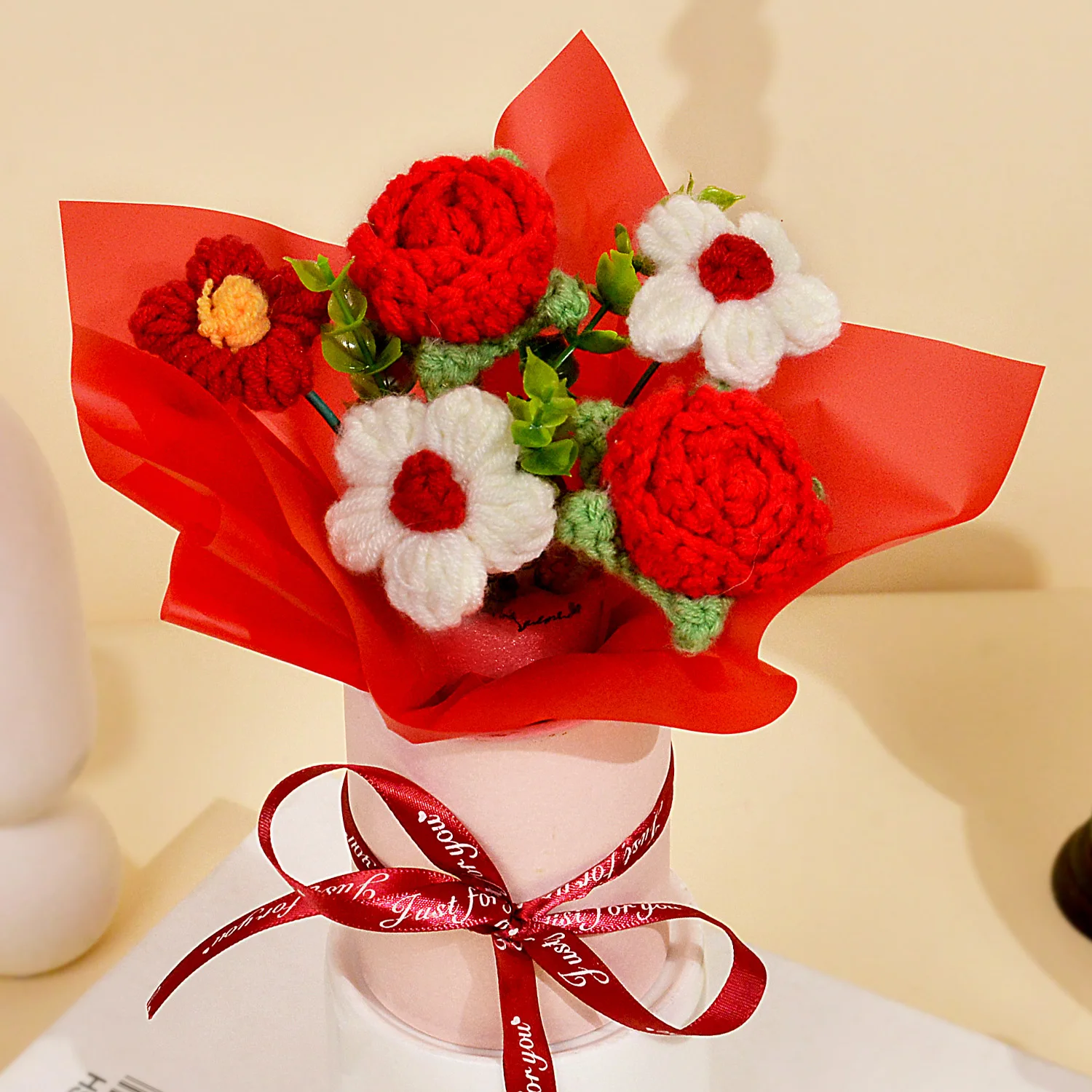1 Stück handgefertigter gehäkelter Rosenstrauß, gestrickte Rosen- und Gänseblümchenblume für Muttertag, Weihnachten, Thanksgiving und Heimdekoration – Detail 3
