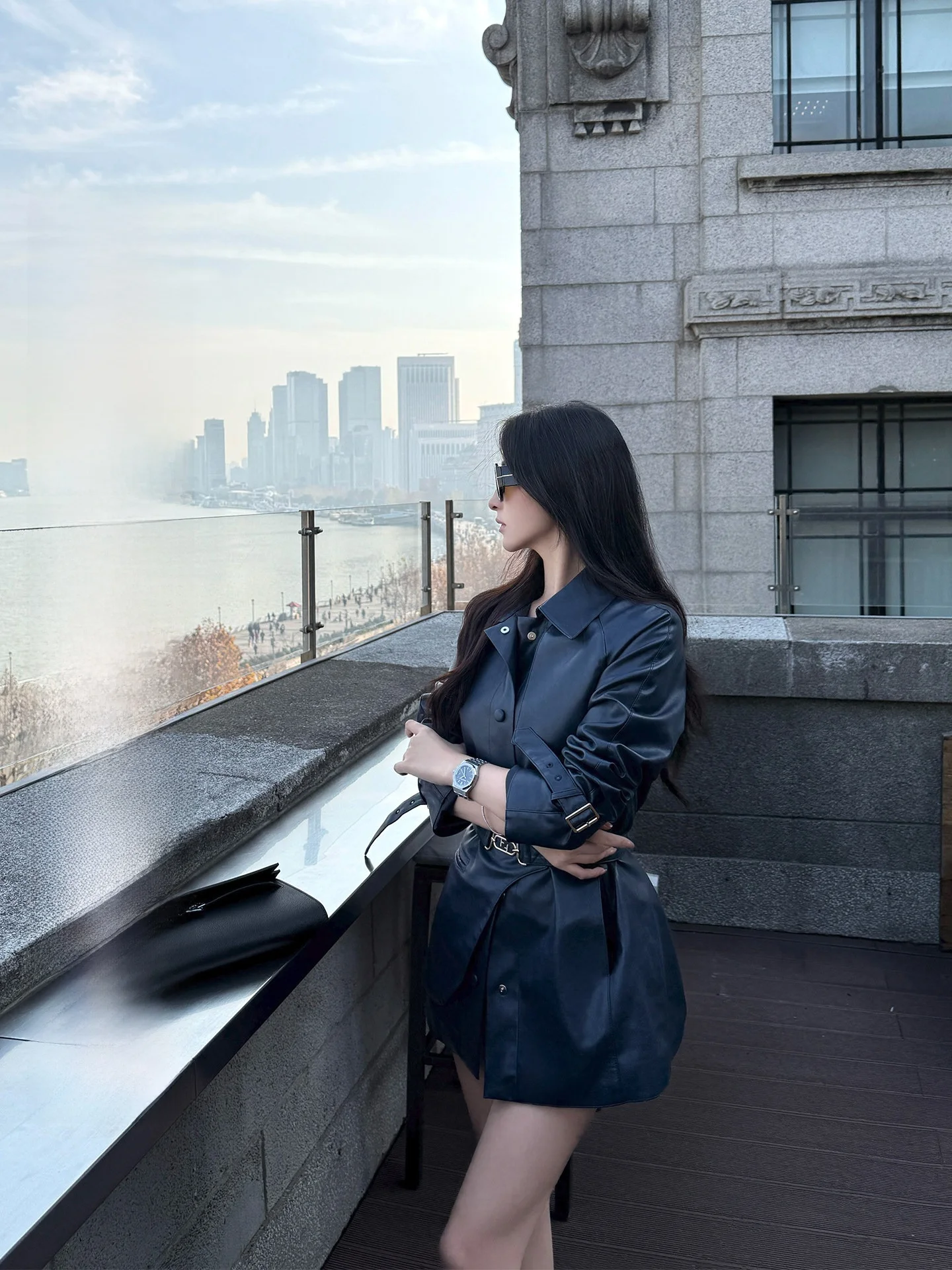 Krój Slim Fit, skórzana kurtka, niebieski metaliczny efekt, tekstura, podkreślająca talię, odzież wierzchnia, długi rękaw, wykładany kołnierz, młodzieżowy styl.